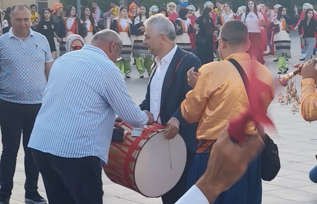 TÜRKİYE HALK OYUNLARI FEDERASYONU BAŞKANI DAVUL ÇALARAK BAHŞİŞ TOPLADI