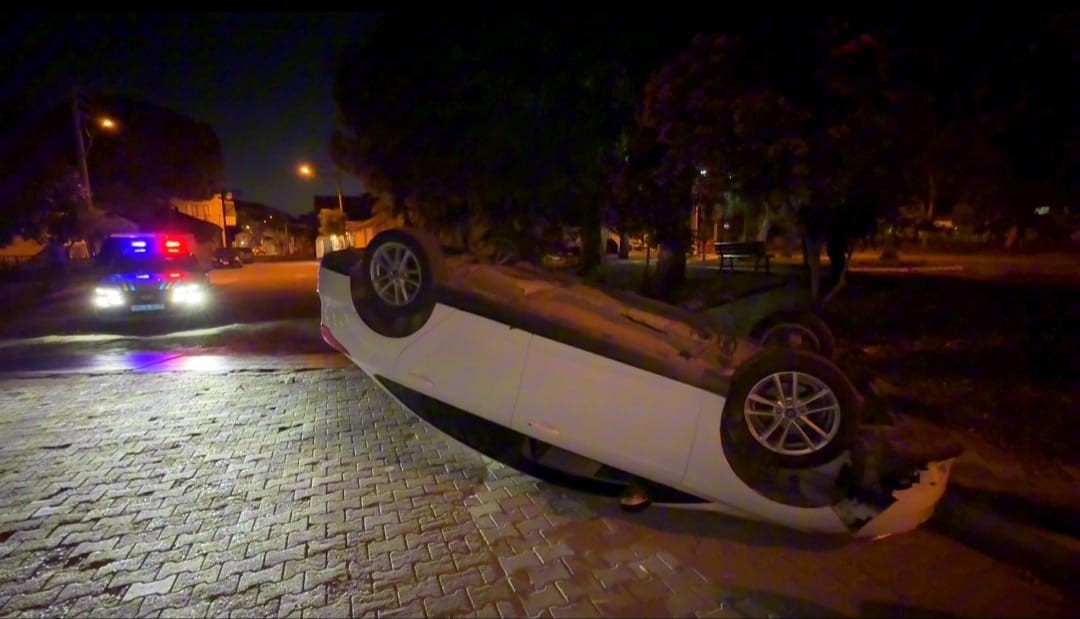 KONTROLDEN ÇIKAN OTOMOBİL TERS DÖNDÜ