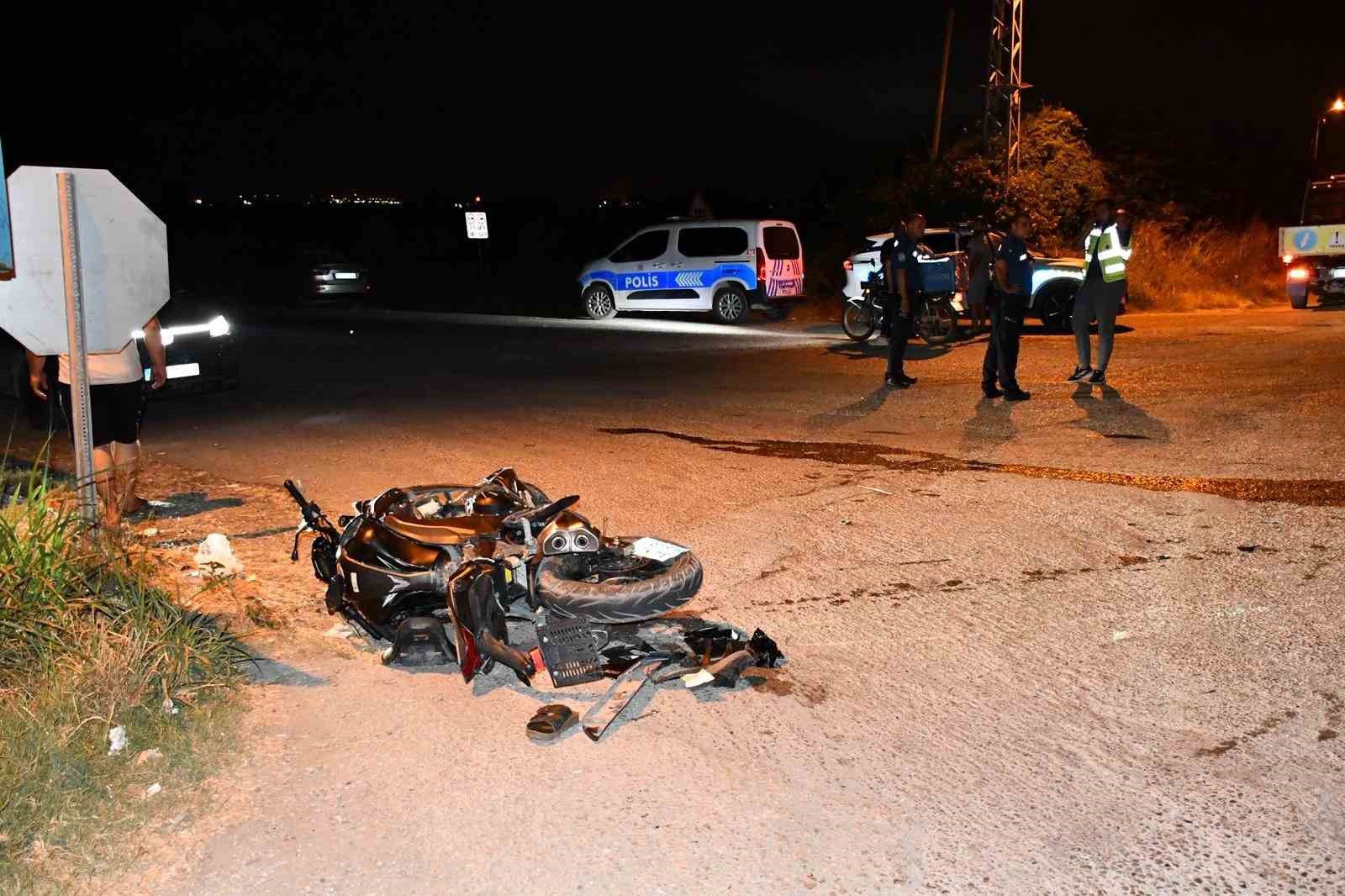 HATAY’DA OTOMOBİLLE MOTOSİKLET ÇARPIŞTI: 4 YARALI