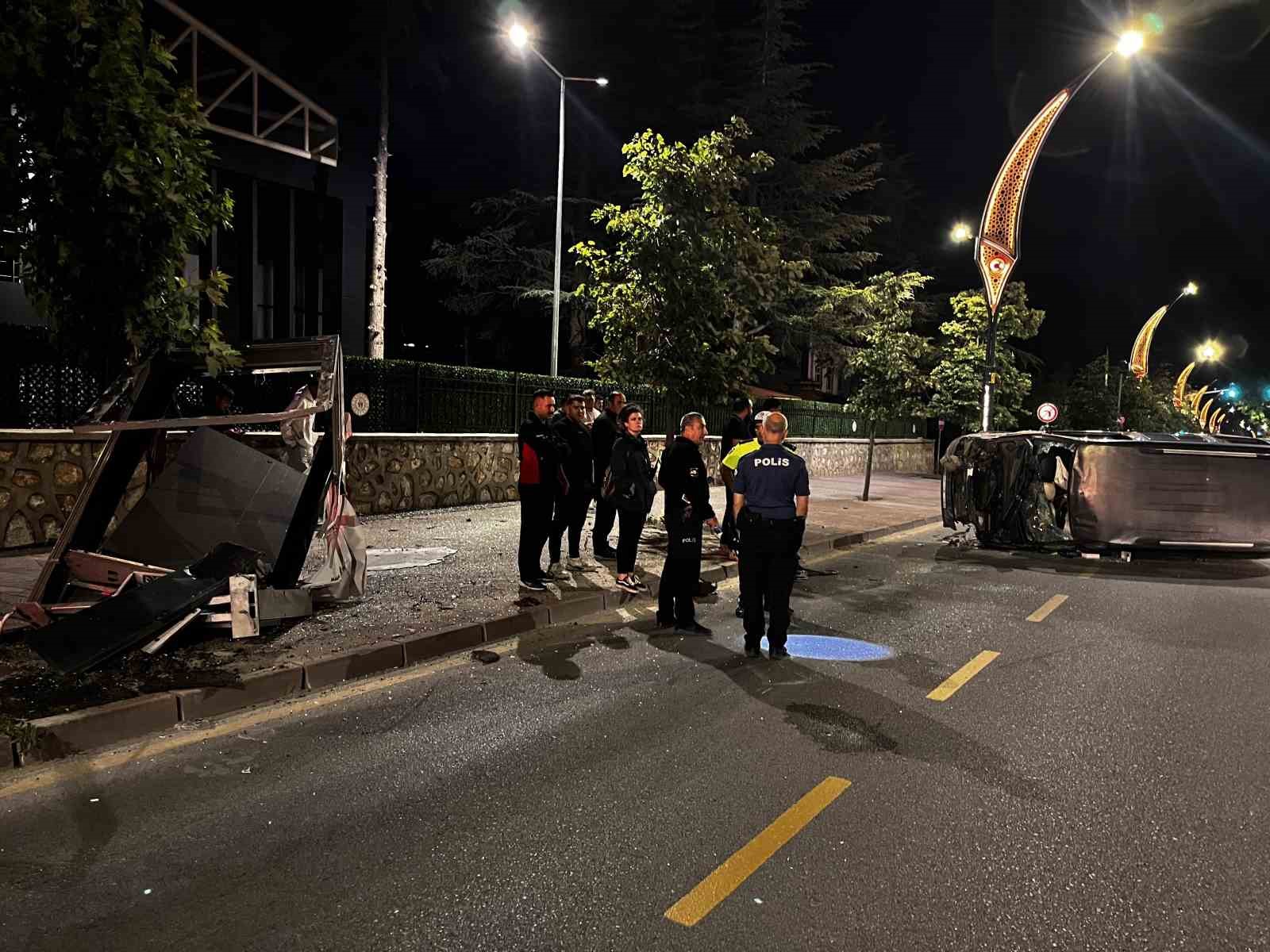 NİĞDE’DE KONTROLDEN ÇIKAN ARAÇ DEVRİLDİ: 2 YARALI