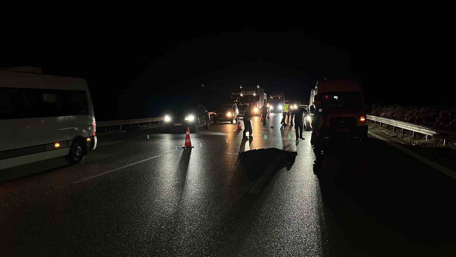 OTOBANDA YOLUN KARŞISINA GEÇERKEN TIR ÇARPAN ŞAHIS HAYATINI KAYBETTİ