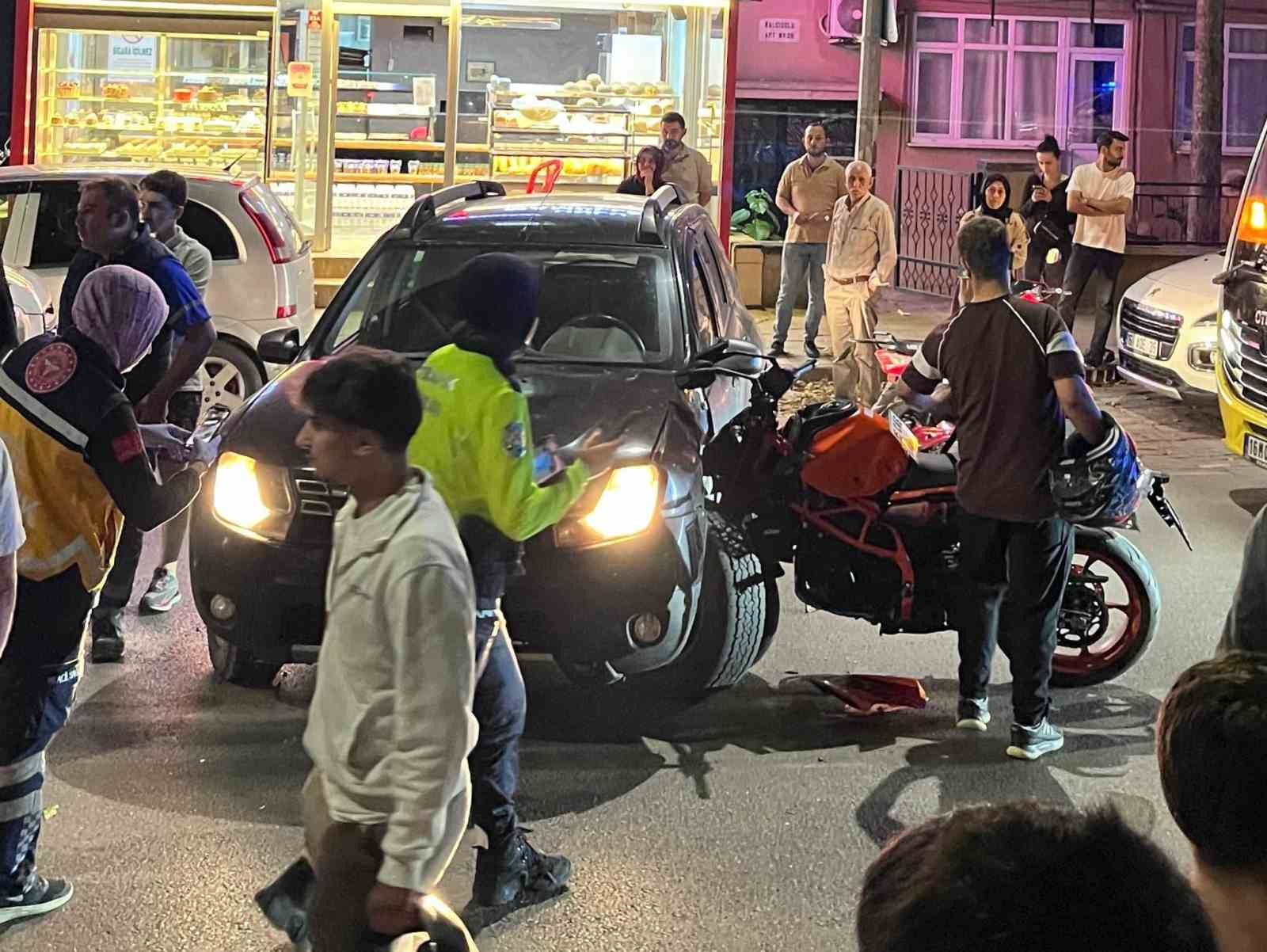 BURSA’DA MOTOSİKLET İLE OTOMOBİL ÇARPIŞTI: 1 YARALI