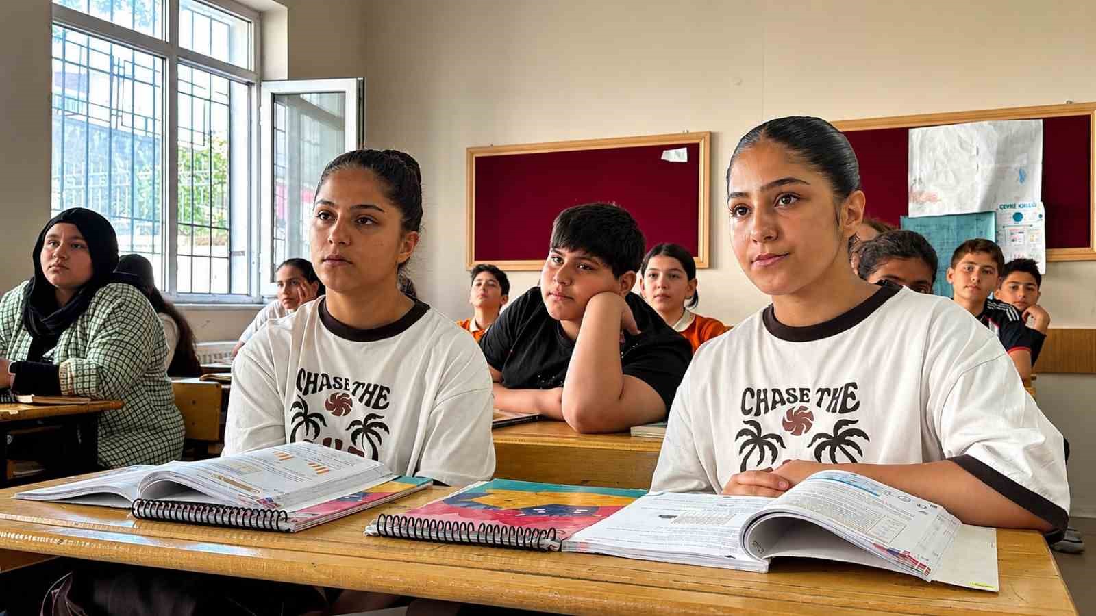 AYNI SIRADA BAŞLAYAN YOLCULUK, AYNI LİSEDE DEVAM ETSİN İSTİYORLAR