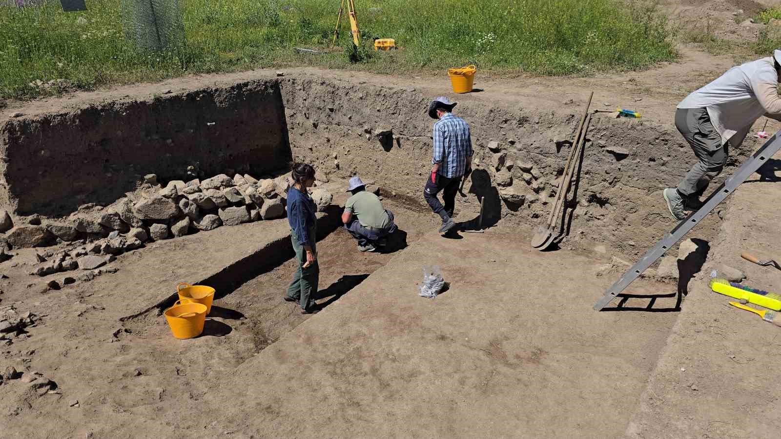 UŞAKLI HÖYÜK’TEKİ KAZILARDA ESKİ ÇAĞLARA AİT RİTÜEL ALANLARI ARAŞTIRILIYOR