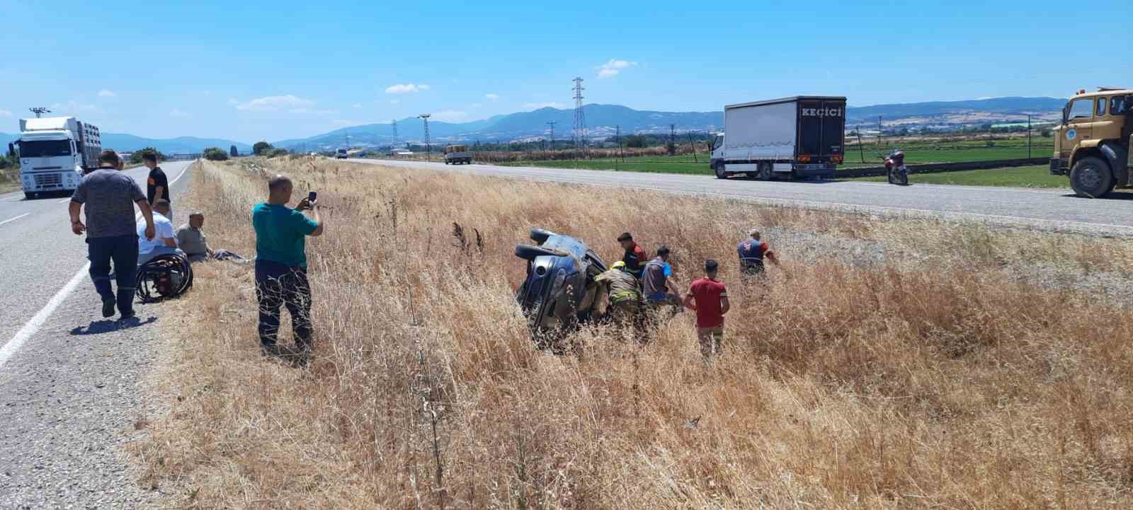 GÖNEN’DE KONTROLDEN ÇIKAN OTOMOBİL REFÜJE DEVRİLDİ