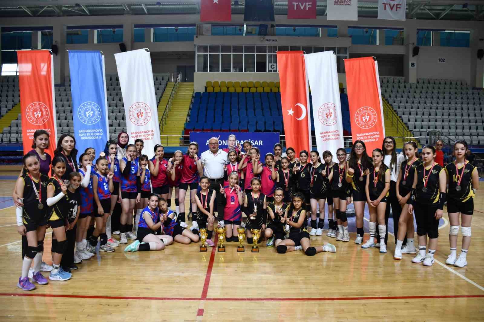 MİNİ KIZLAR VOLEYBOL MÜSABAKALARI SONA ERDİ