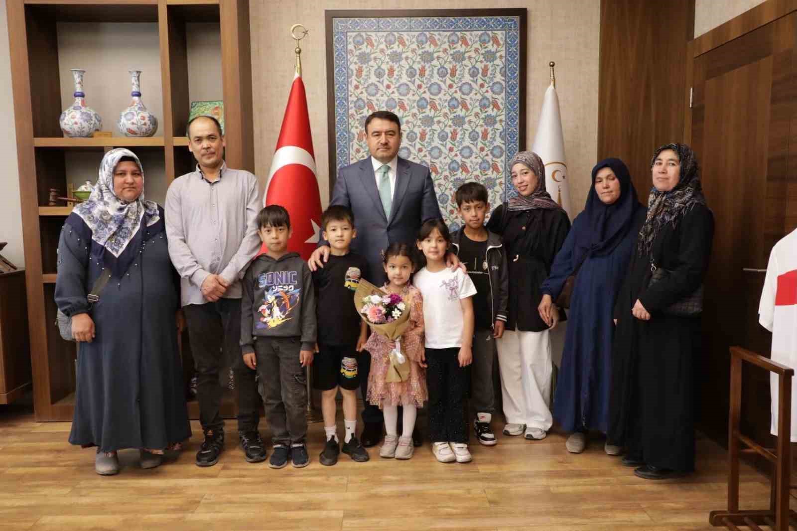 KÜTAHYA’DA AFGAN KARDEŞLERİN ŞEHİTLİKTEKİ VEFA ÖRNEĞİ TAKDİRLE KARŞILANDI