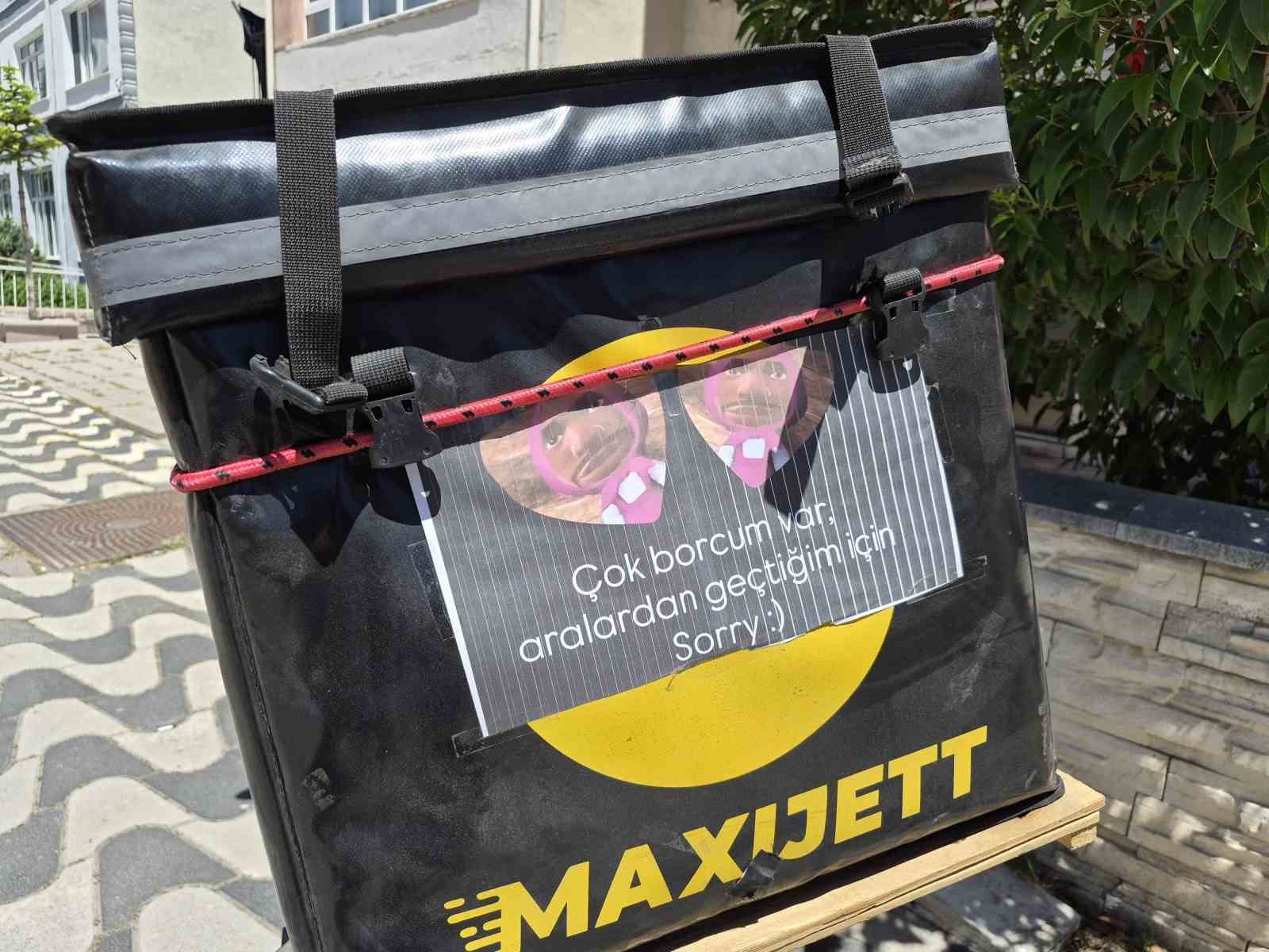 MOTOKURYEDEN GÜLÜMSETEN VE DÜŞÜNDÜREN UYARI: "ÇOK BORCUM VAR, SORRY"