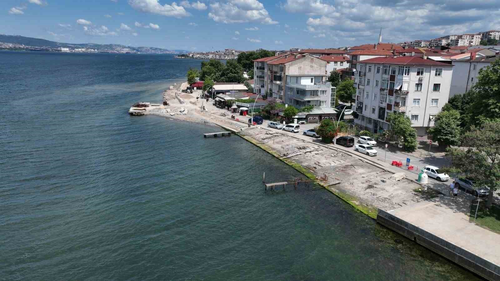 KOCAELİ’NİN GÖZDE SAHİLİ DEĞİRMENDERE’DE DALGAKIRAN VE YENİ YOL MESAİSİ
