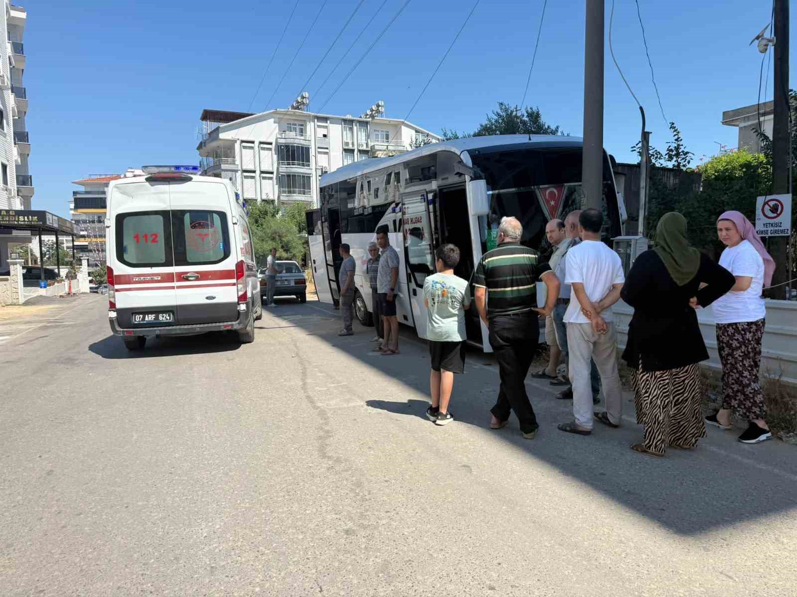 DİREKSİYON BAŞINDA RAHATSIZLANAN SERVİS ŞOFÖRÜNÜN KULLANDIĞI MİDİBÜS DİREĞE ÇARPTI