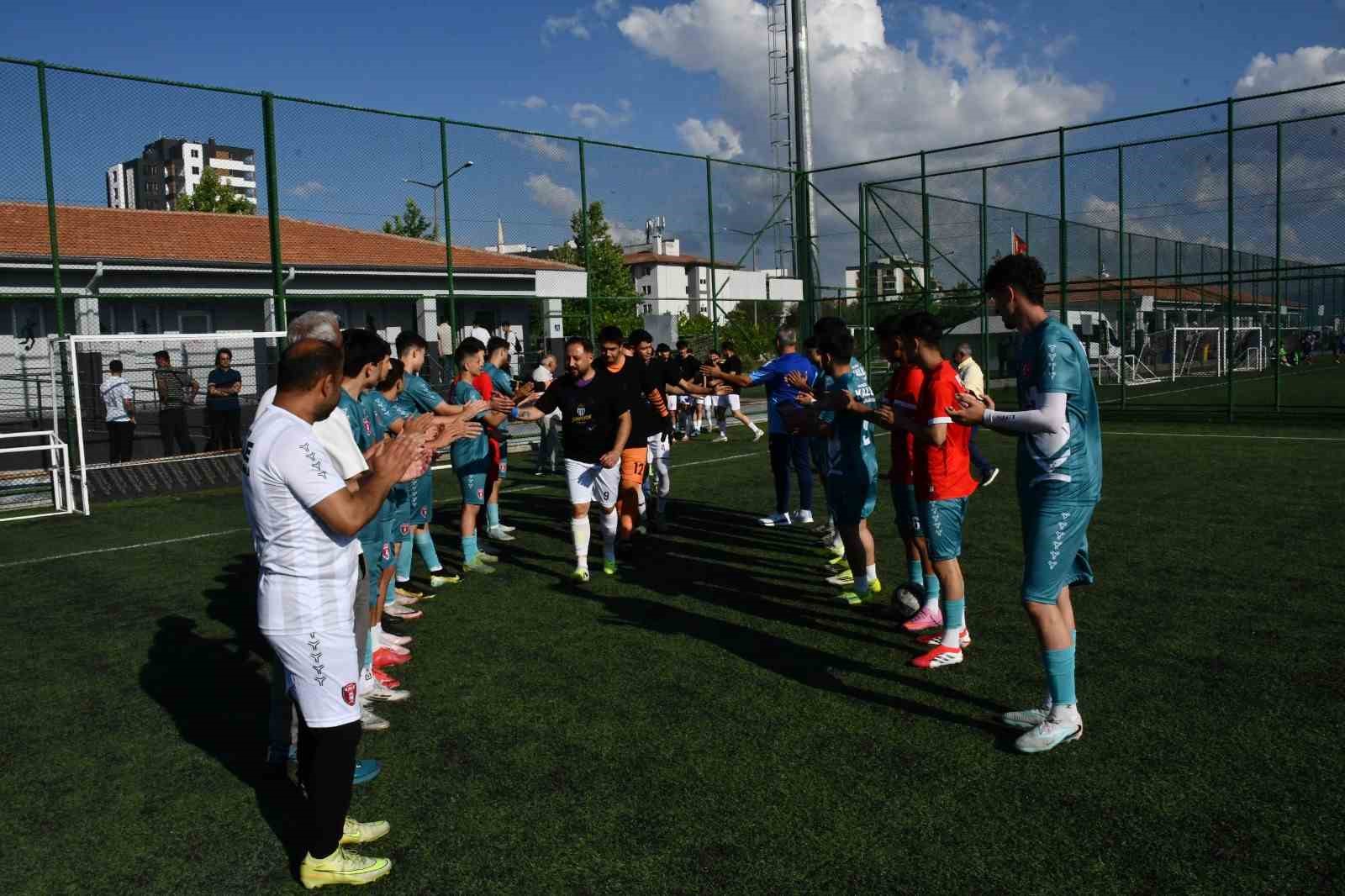 KALESPOR, ŞAMPİYON TAKIMI ALKIŞLADI