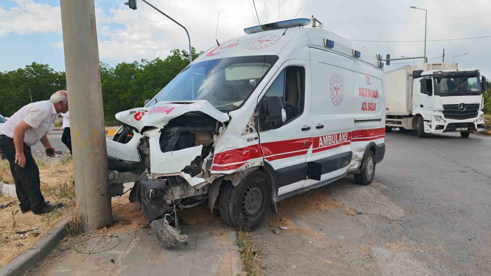 BİTLİS’TE AMBULANS İLE OTOMOBİL ÇARPIŞTI: 10 YARALI