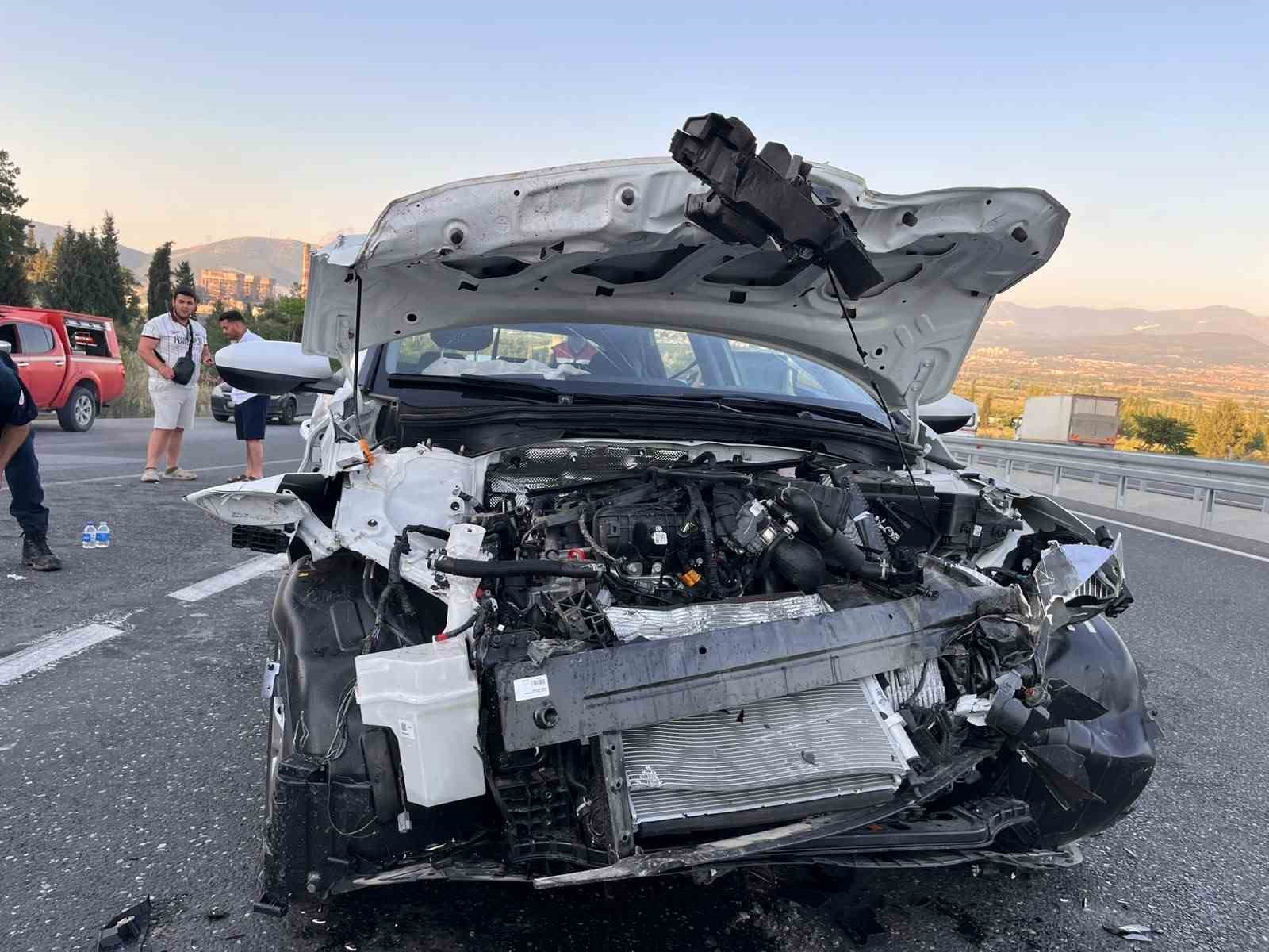 YATAĞAN’DA TIRA ÇARPAN OTOMOBİL HURDAYA DÖNDÜ: 2 YARALI