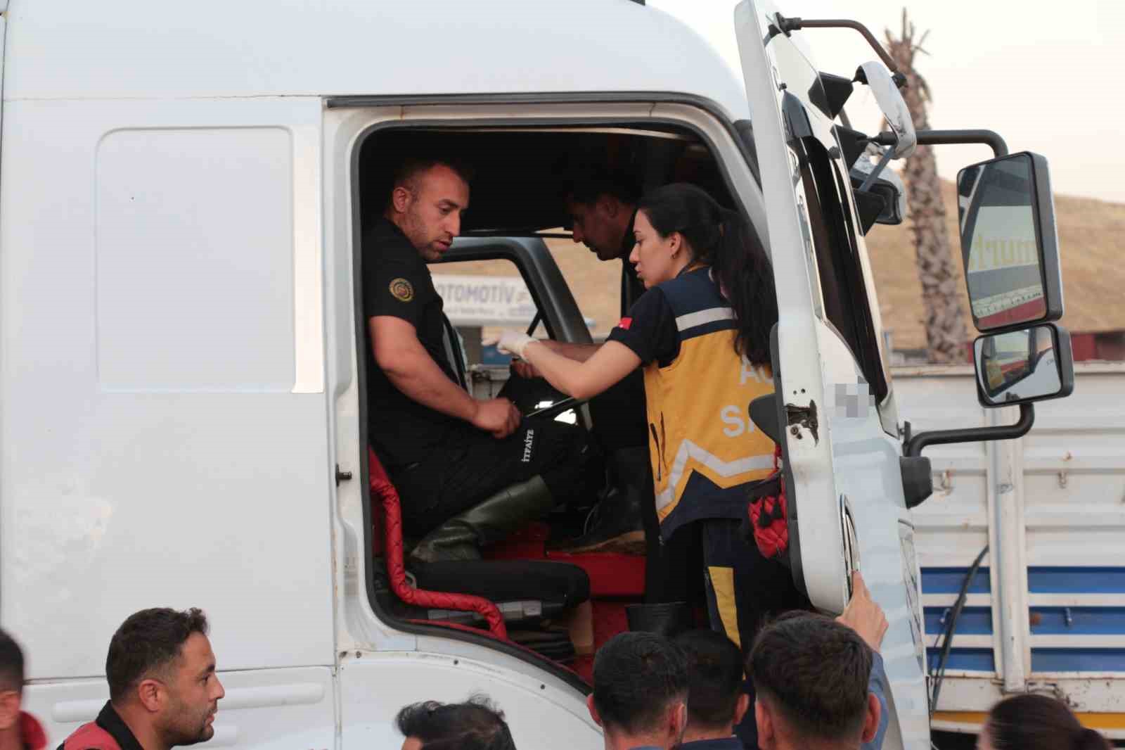 ŞIRNAK’TA İKİ TIR ÇARPIŞTI: 2 YARALI
