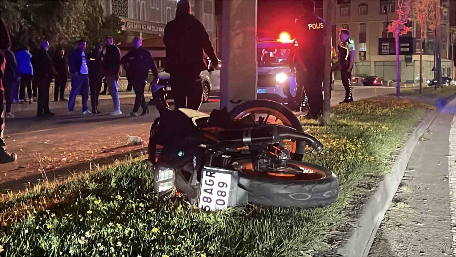 SİVAS’TA AYDINLATMA DİREĞİNE ÇARPAN MOTOSİKLETTEKİ 2 KİŞİ YOLA SAVRULDU: 2 AĞIR YARALI