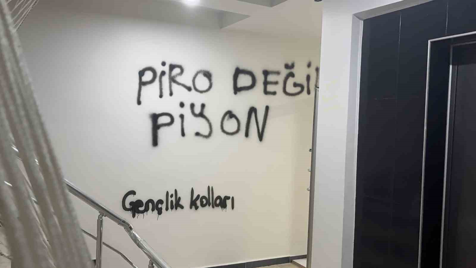 CHP KAYSERİ İL BAŞKANLIĞI BİNASININ DUVARLARINA BOYAYLA YAZILAR YAZILDI