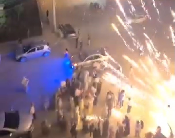 İZMİR’DE NİŞAN KUTLAMASINDA BÜYÜK PANİK: HAVAİ FİŞEK KALABALIĞIN ÜZERİNE PATLADI