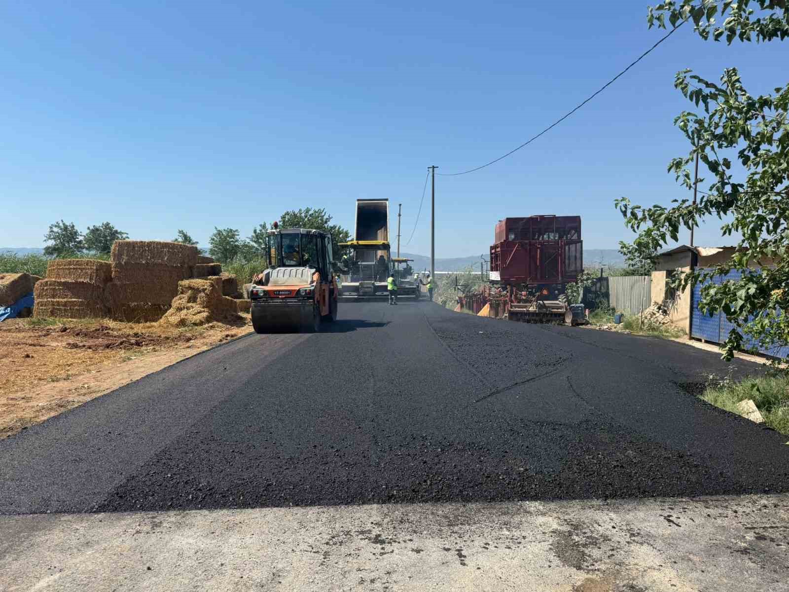 AYDIN’IN TÜM İLÇELERİNDE EŞ ZAMANLI YOL ÇALIŞMALARI SÜRÜYOR