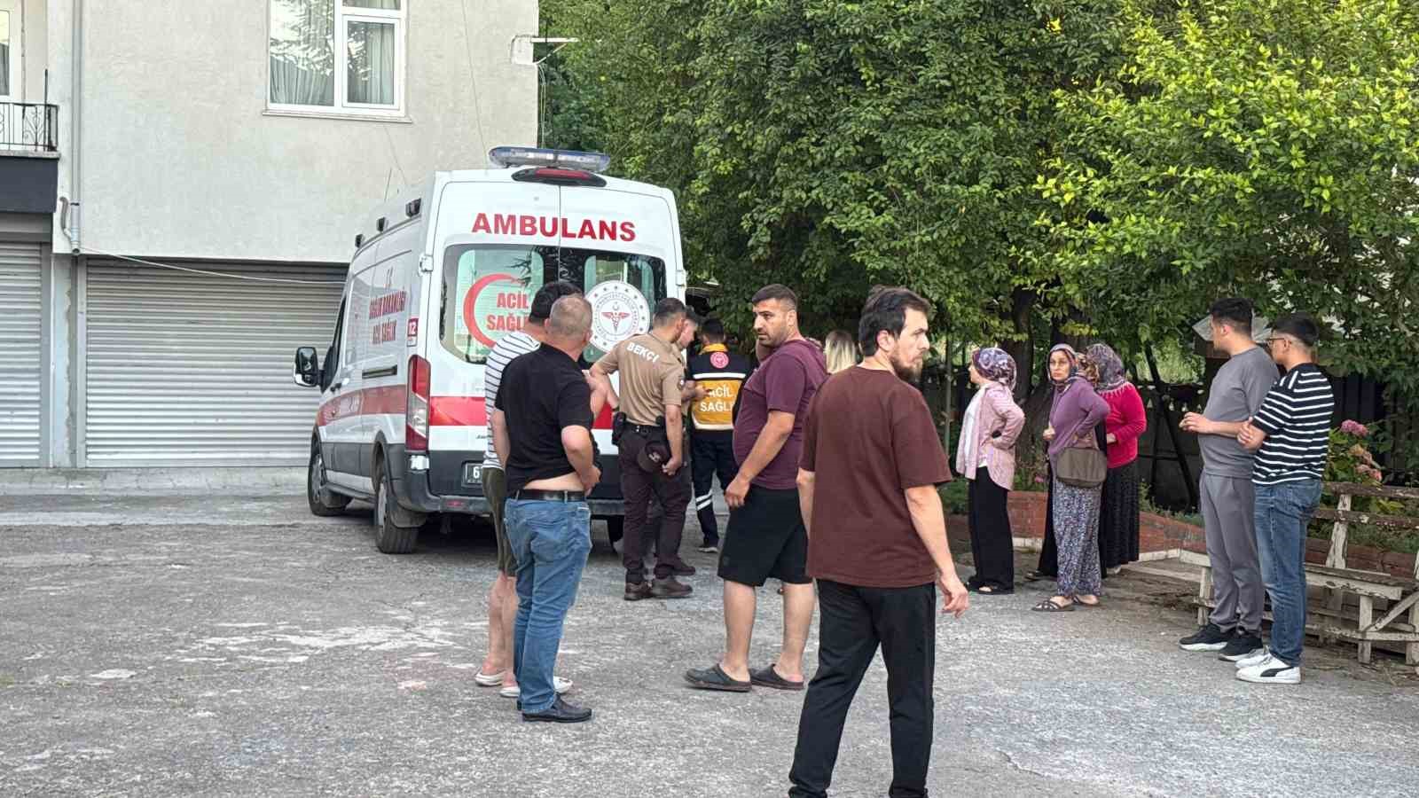 DUT TOPLARKEN AĞAÇTAN DÜŞÜP YARALANDI
