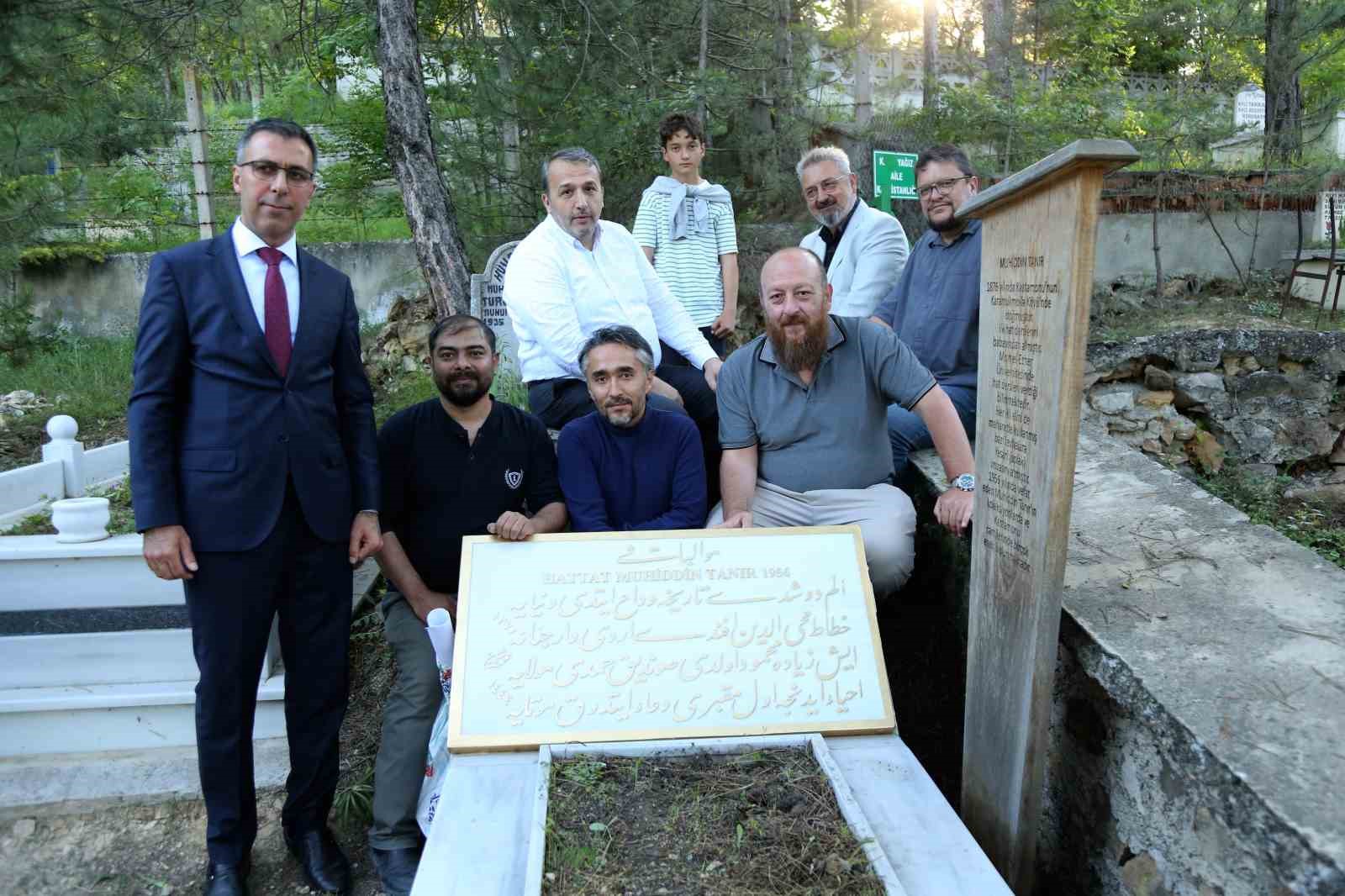 HATTAT MUHİTTİN TANIR’A VEFA: 70 YIL SONRA TA’LİK HATLA YAZILAN MEZAR TAŞI DUALARLA KABRİNE KONULDU