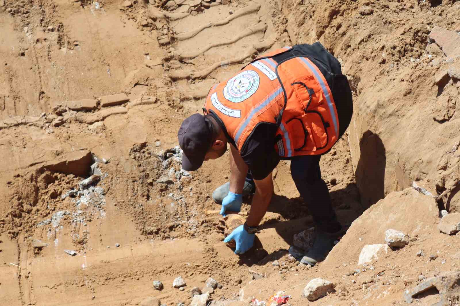 GAZZE’DE İSRAİL ASKERLERİ MEZARLIĞI DAĞITTI, ONLARCA CENAZE BİRBİRİNE KARIŞTI