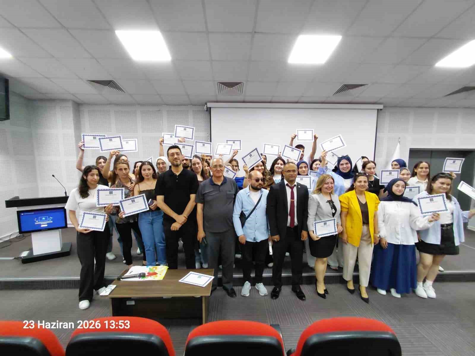 GÖRME ENGELLİ ÖĞRENCİLERİN ÜNİVERSİTE YOLCULUĞUNA BÜYÜK DESTEK