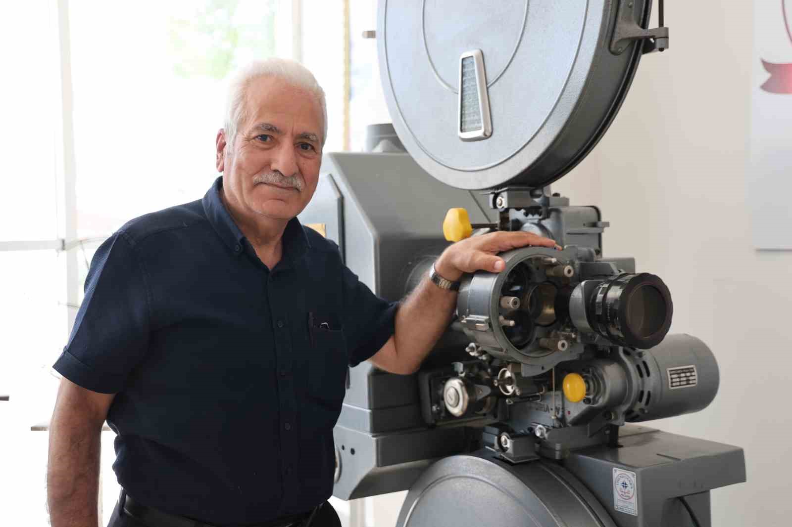 HAYATINI ÖĞRENCİLERE ADADI, FAKÜLTEYE İLETİŞİM MÜZESİ KURDU