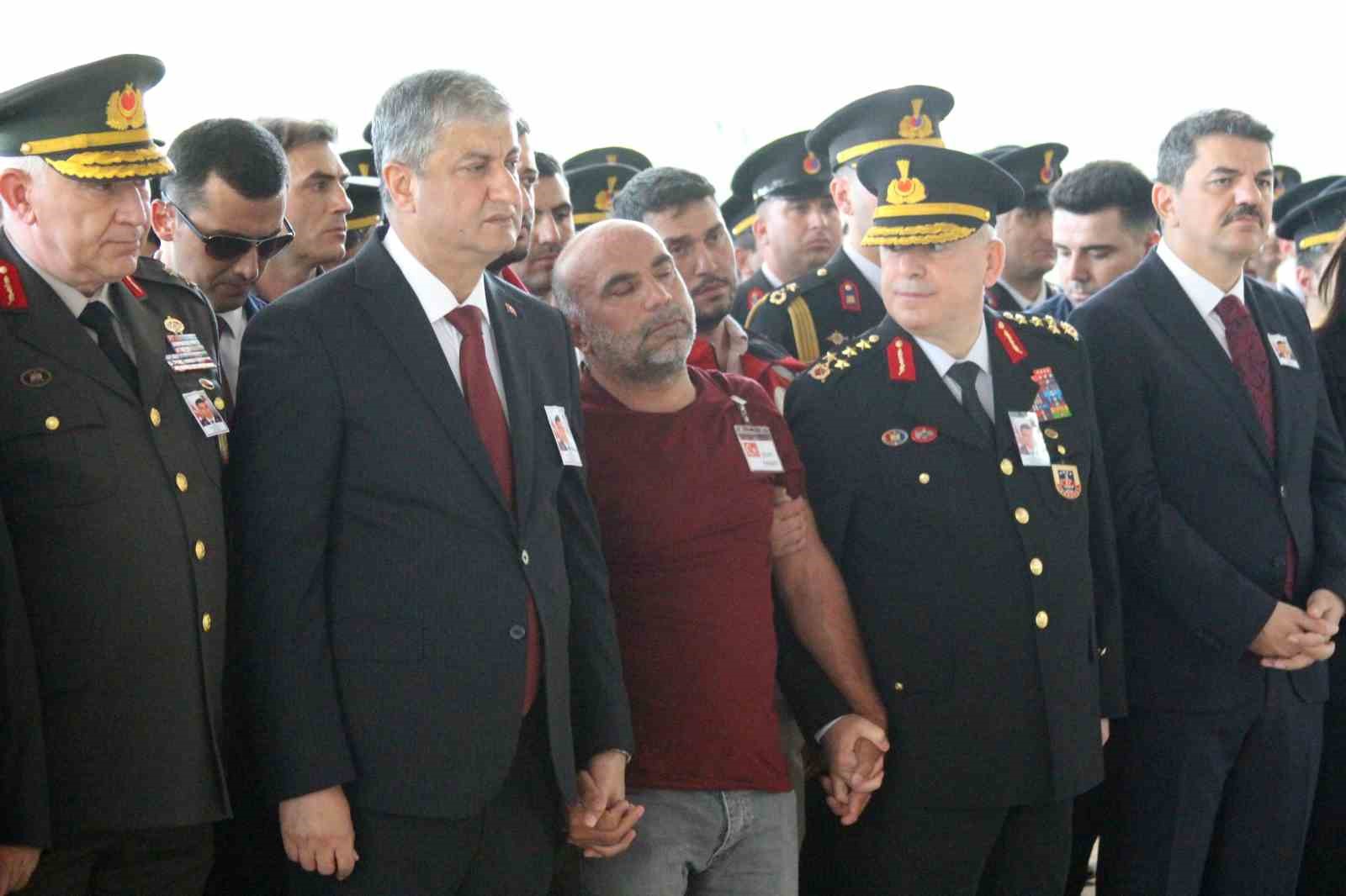 ŞEHİT BABASI YÜREKLERİ DAĞLADI, OĞLUNUN TABUTUNA KOŞUP ÖPTÜ