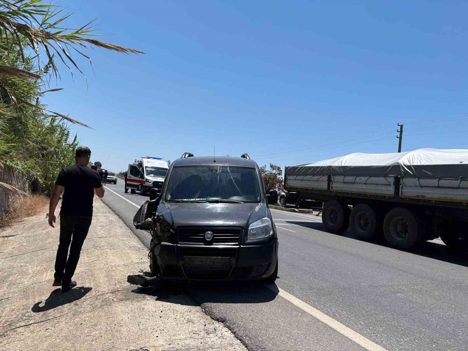 TİCARİ ARAÇ İLE ÇARPIŞAN OTOMOBİL BAHÇEYE DEVRİLDİ: 2 YARALI