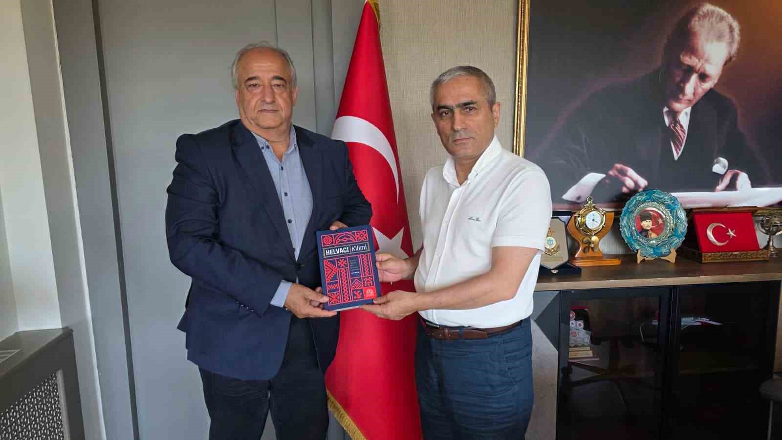 BAŞKAN ÖZTÜRK’TEN KAYMAKAM GÜNEY’E "HELVACI KİLİMİ" KİTABI TAKDİMİ