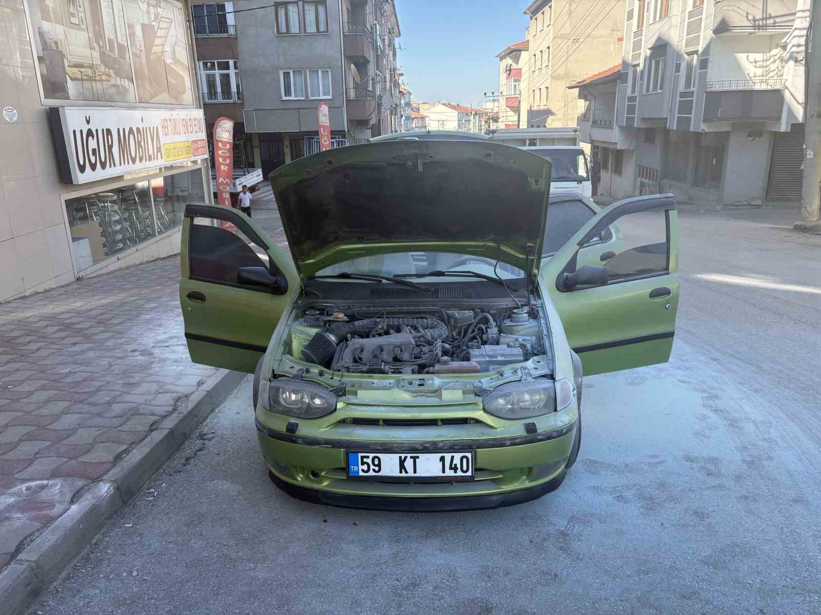 PARK HALİNDEKİ ARAÇTAKİ YANGINI VATANDAŞLAR SÖNDÜRDÜ