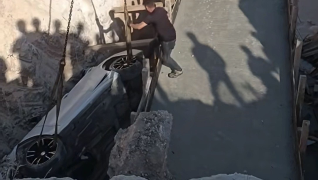 KONTROLDEN ÇIKAN LÜKS OTOMOBİL KÖPRÜ İNŞAATI ÇUKURUNA DÜŞTÜ