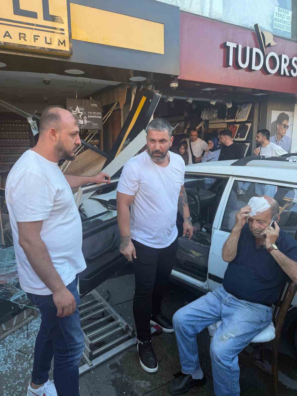 KONTROL ÇIKAN OTOMOBİL İKİ İŞ YERİNE ÇARPTI: 1 YARALI