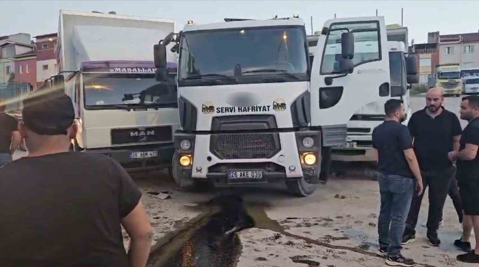 FACİANIN EŞİĞİNDEN DÖNÜLDÜ: FRENİ BOŞALAN KAMYON 2 KAMYONA ÇARPTI, PARKA METRELER KALA DURDU