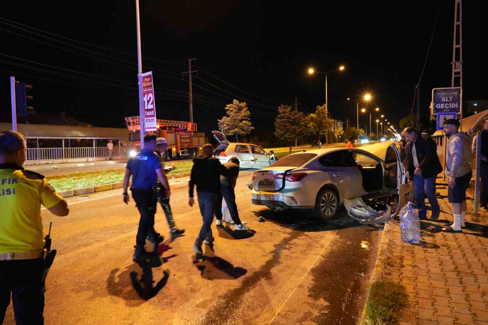 ERZİNCAN’DA İKİ OTOMOBİL ÇARPIŞTI: 5 YARALI
