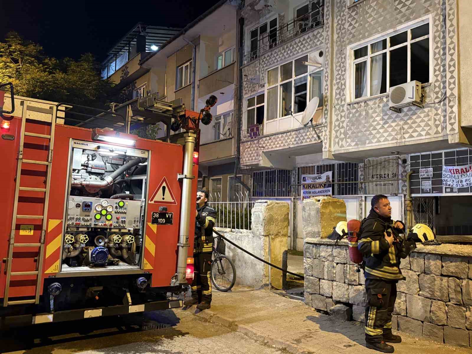 KAYSERİ’DE 4 KATLI BİNADA YANGIN: ANNE VE İKİ ÇOCUĞU DUMANDAN ETKİLENDİ