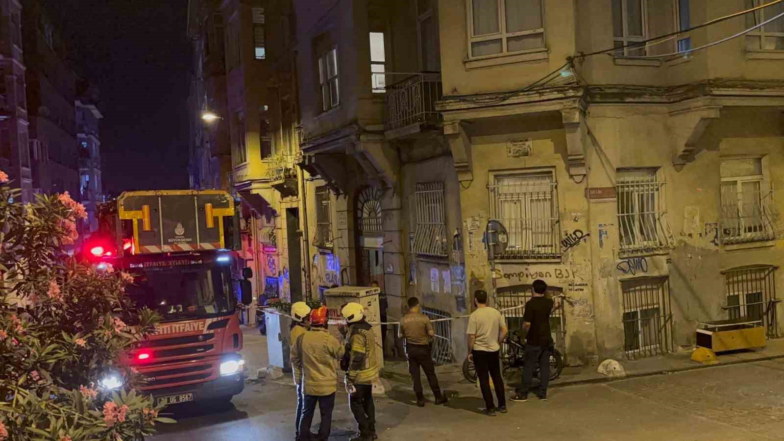 BEYOĞLU’NDA BİNADA KISMI ÇÖKME MEYDANA GELDİ: BİNA SAKİNLERİ TAHLİYE EDİLDİ