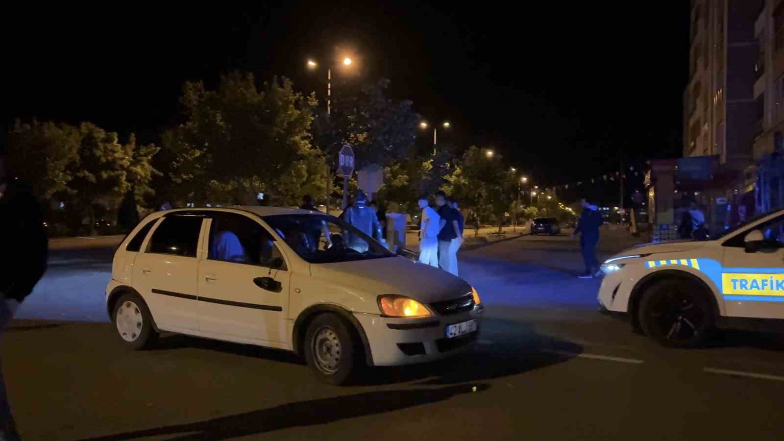 KAYSERİ’DE OTOMOBİLLE MOTOSİKLET ÇARPIŞTI: 1’İ AĞIR 2 YARALI