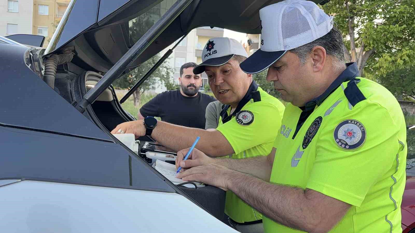 ŞÜPHE ÜZERİNE DURDURULAN SÜRÜCÜ 1.06 PROMİL ALKOLLÜ ÇIKTI