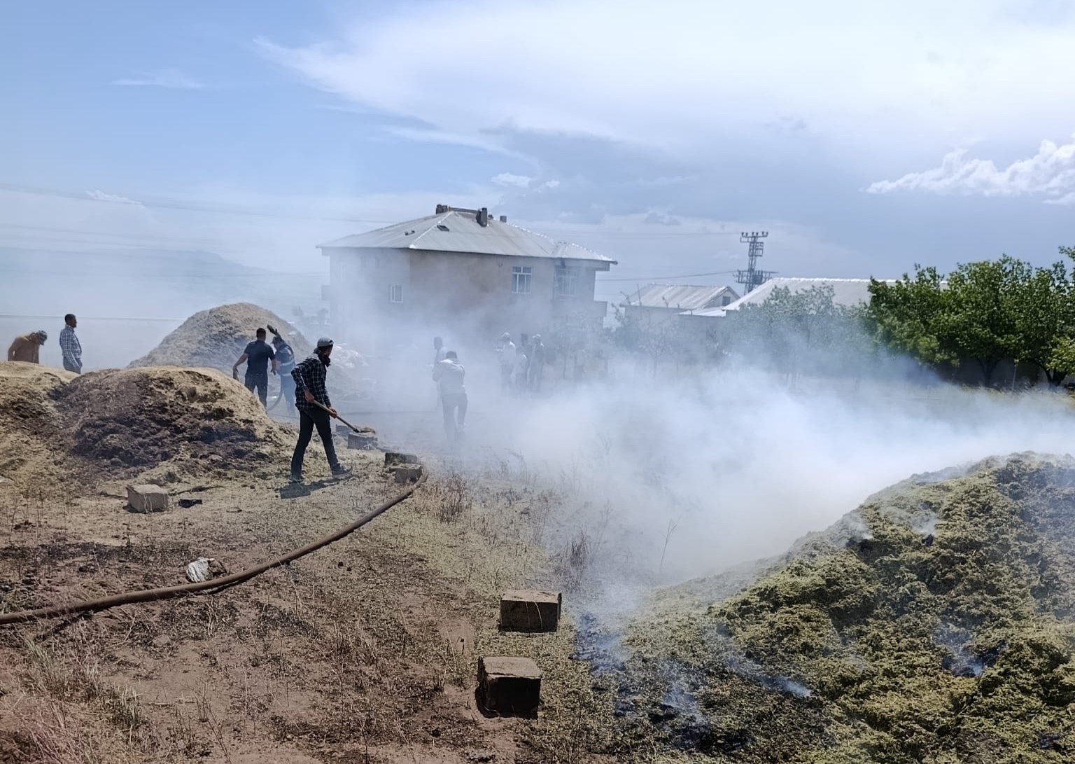 ERCİŞ’TE 20 TON SAMAN YANDI