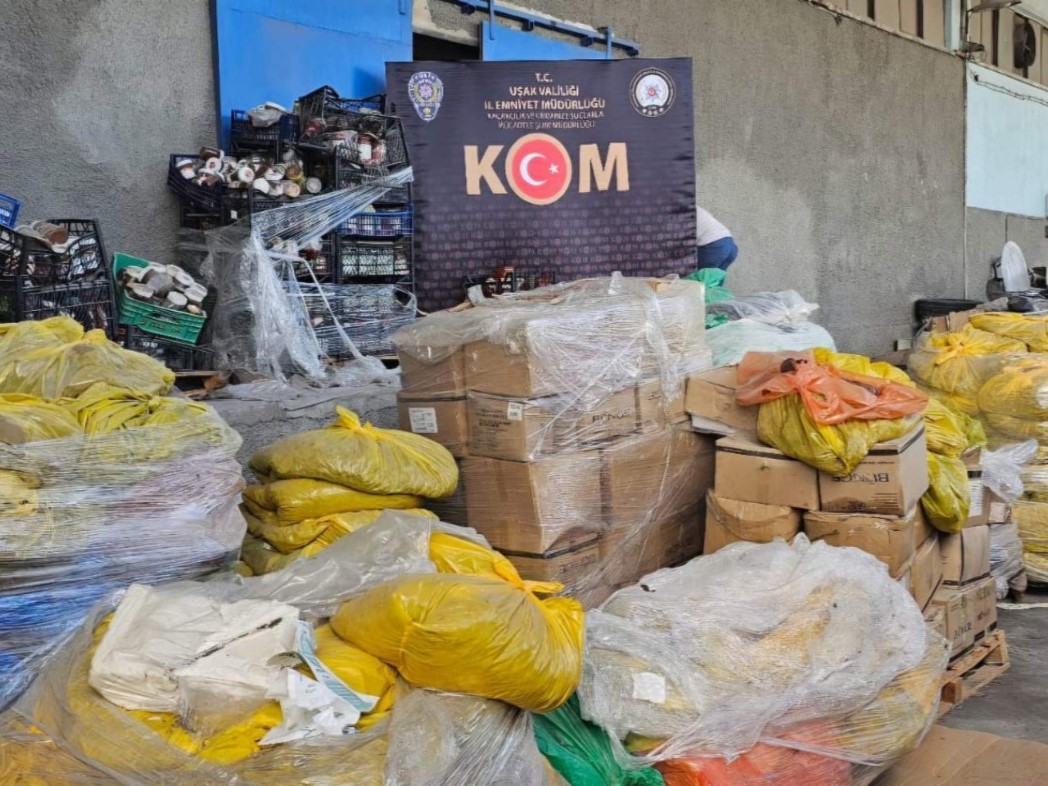 UŞAK’TA 30 TON BOZUK VE TARİHİ GEÇMİŞ GIDA ELE GEÇİRİLDİ