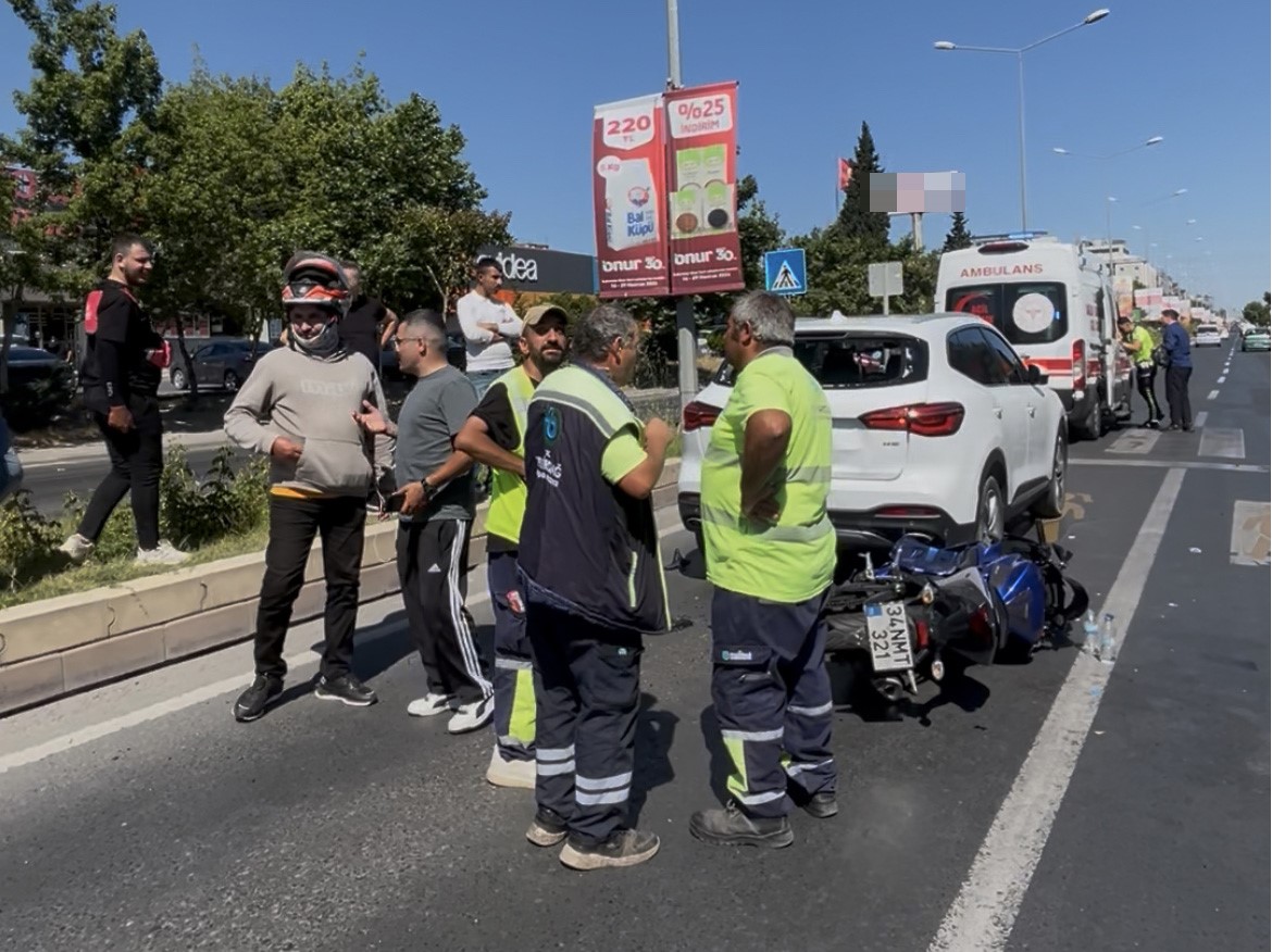 TEKİRDAĞ’DA MOTOSİKLET YAYAYA YOL VEREN ARACA ÇARPTI