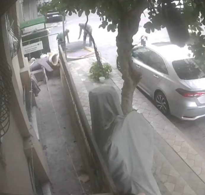 SULTANGAZİ’DE HURDACILAR ÇÖP KONTEYNERİNİ "ATÖLYEYE" ÇEVİRDİ