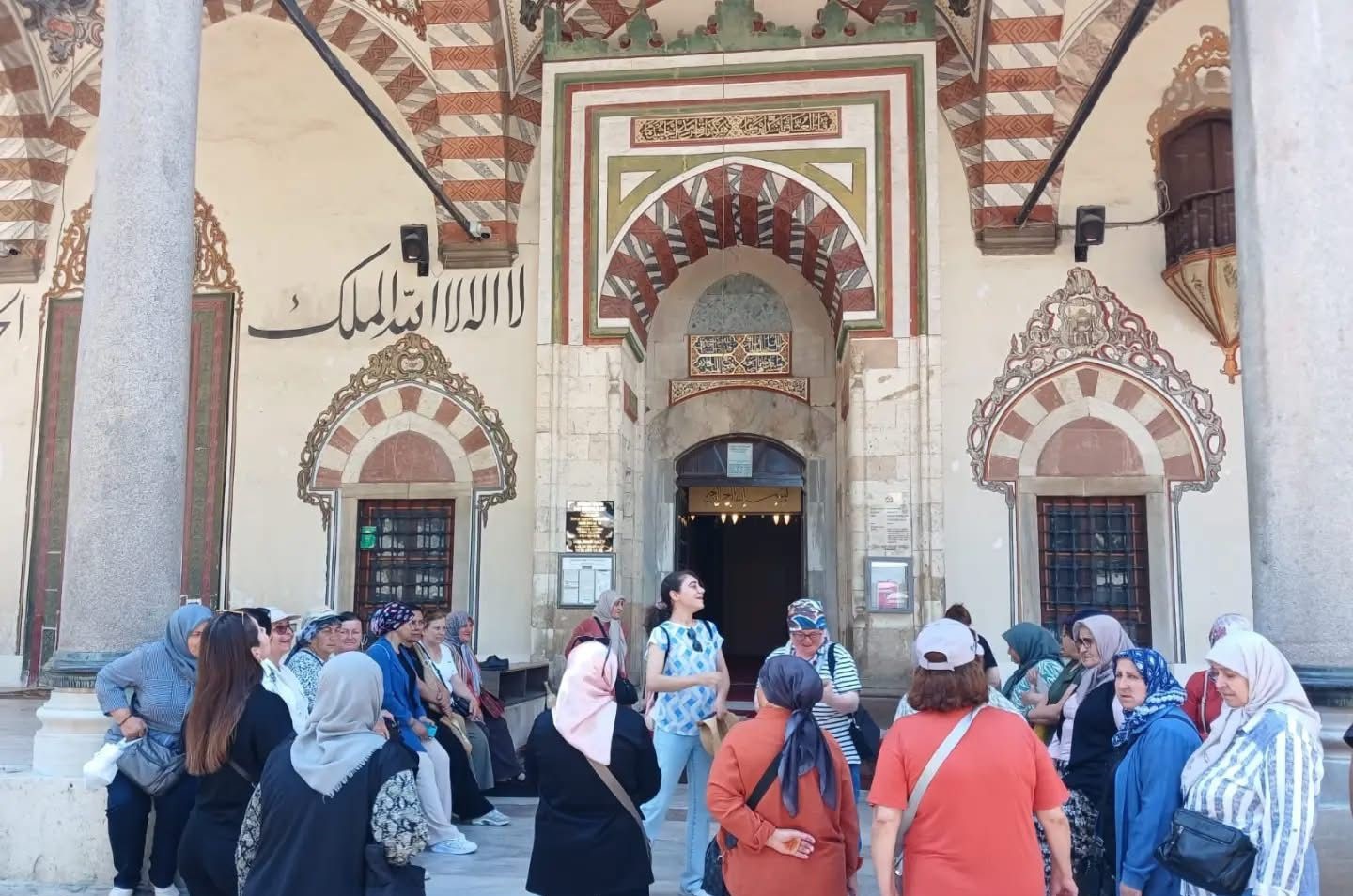 SARIGÖLLÜ KADINLAR MANİSA’DA TARİH VE KÜLTÜR YOLCULUĞUNA ÇIKTI