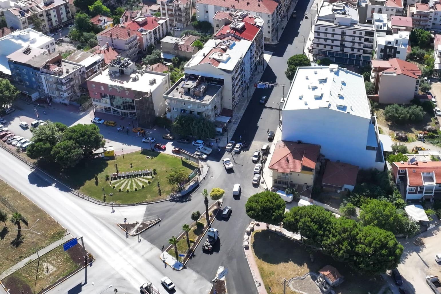 ALTYAPISI YENİLENEN CADDEDE SICAK ASFALT ÇALIŞMALARI BAŞLADI