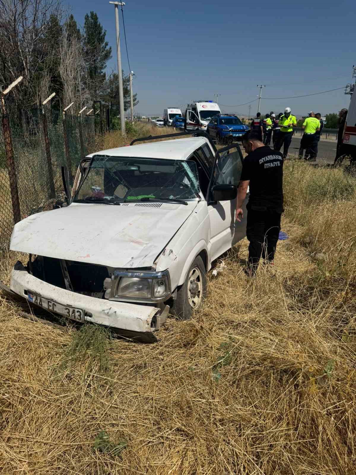 DİYARBAKIR’DA PİKAP YOLDAN ÇIKIP TAKLA ATTI: 7 YARALI