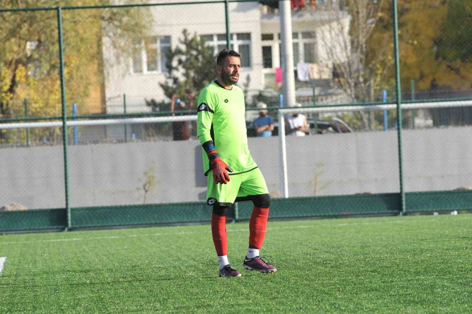 BAYKAL ALTAY FUTBOLU BIRAKTI