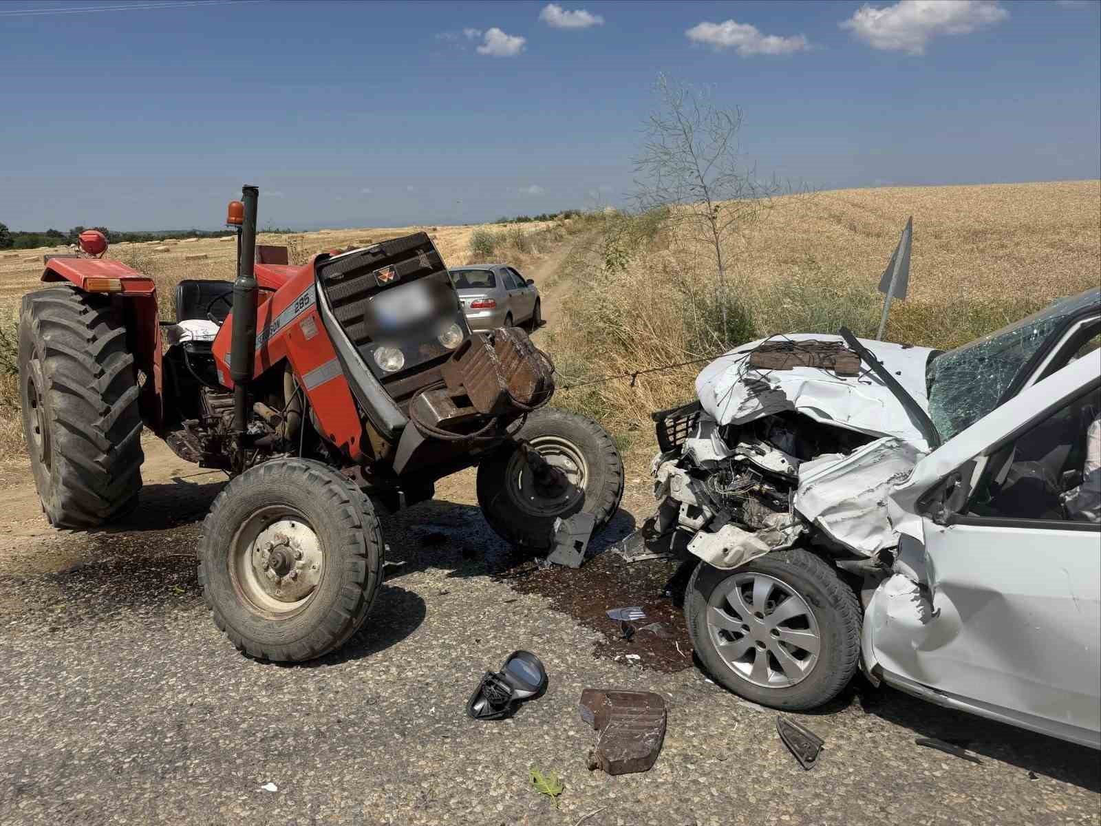 EDİRNE’DE TRAKTÖR İLE OTOMOBİL ÇARPIŞTI: 2 YARALI