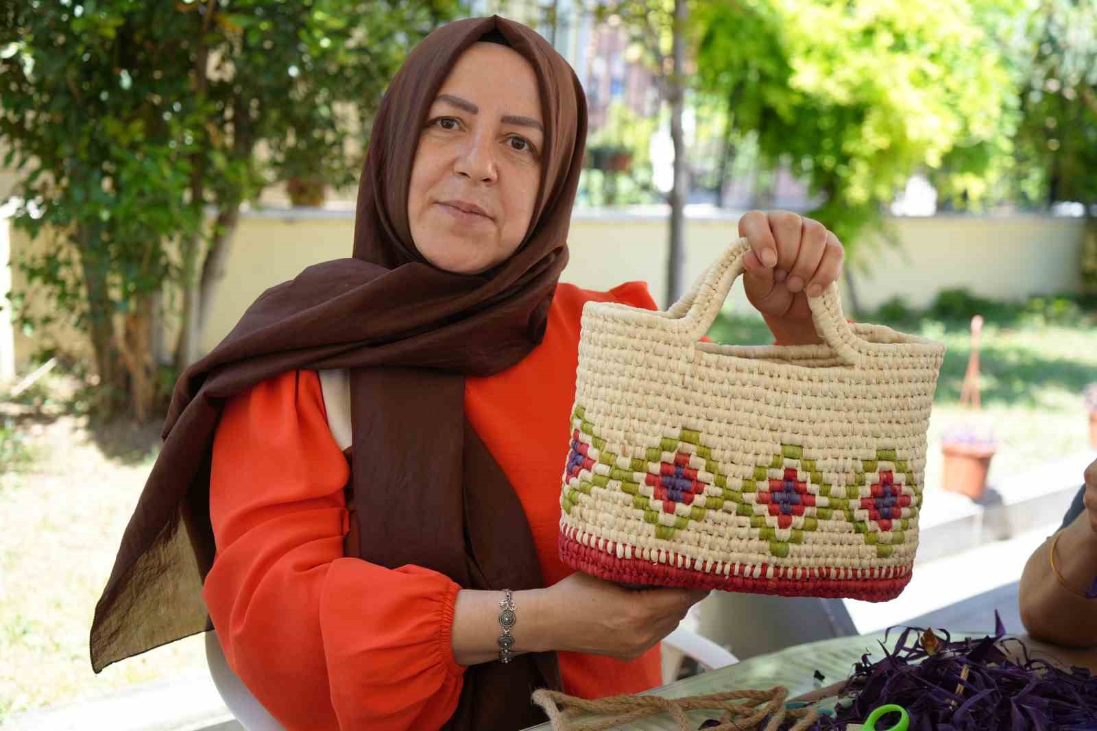 RENGARENK BOYANAN MISIR YAPRAKLARI KADINLARIN AKSESUAR EŞYALARINA DÖNÜŞÜYOR