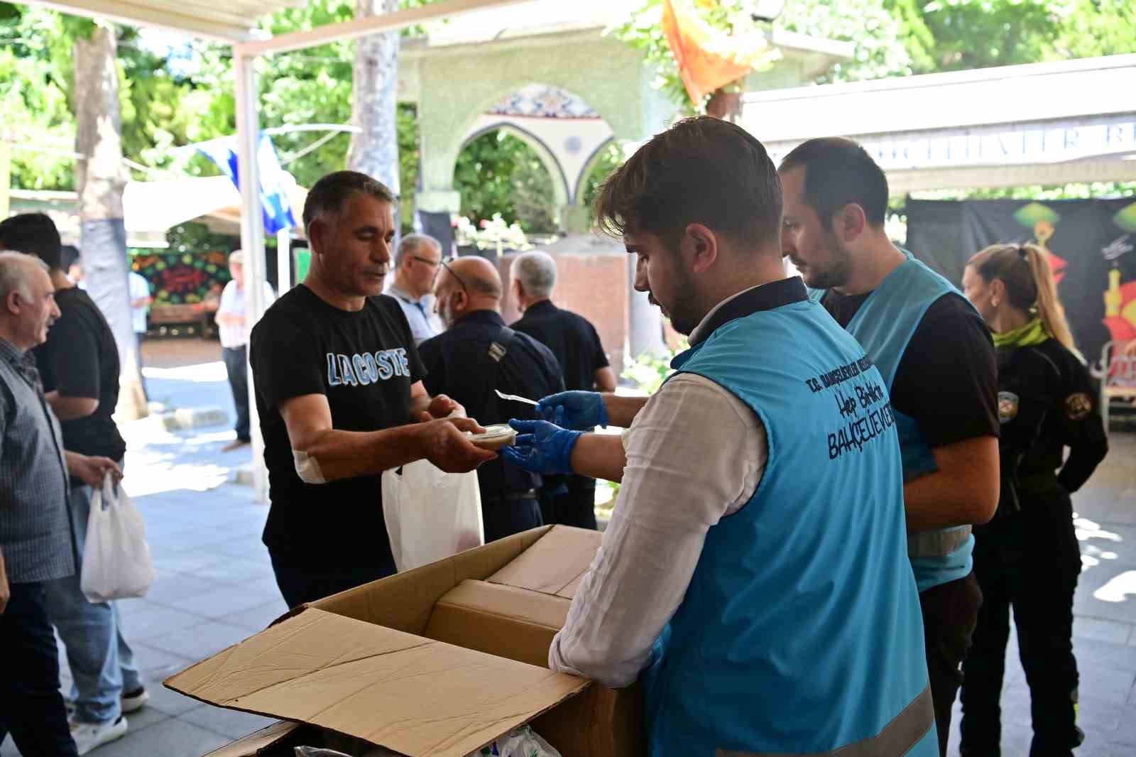 BAHÇELİEVLER’DE BİNLERCE VATANDAŞA AŞURE İKRAM EDİLDİ